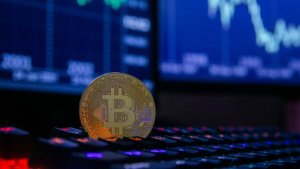 Стоимость биткоина превысила рекордную отметку в 109,6 тыс. долларов