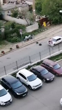 ЕЗДА НА КАПОТЕ: по улице 45 Стрелковой Дивизии подростки устроили покатушки. На капоте автомобиля.