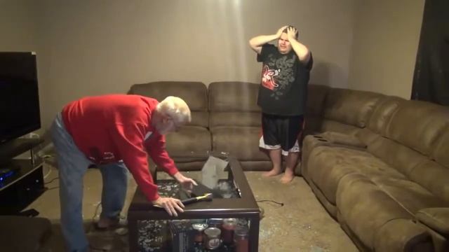 ЗЛОЙ ДЕД разбил Sony PlayStation 4 смотреть онлайн