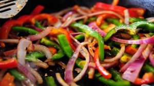 Феттучини с курицей, помидорами и болгарским перцем