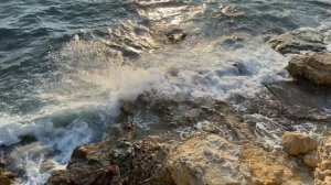 Большие волны с брызгами красиво бьются о каменный мы?