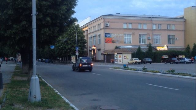 Вечерний экстрим в Кременчуге: тандем скейтера и "жигуля" смотреть онлайн