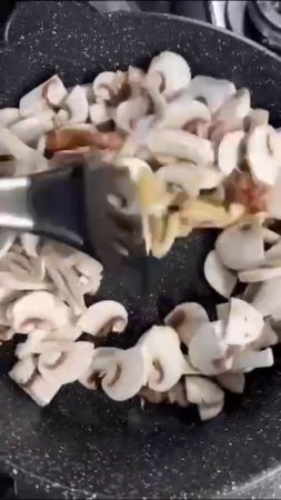 Нежнейший кролик на сковородке с шампиньонами
