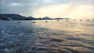 Морской прибой на рассвете в Коктебеле, Крым.