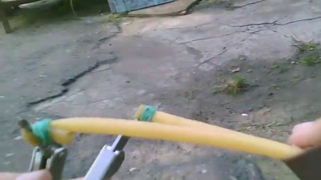 рогатка из мультитулза стрельба по банкам.
