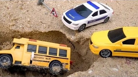 Полицейские машины помогают автобусу выбраться из песчаной ямы