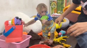 Обязательно лапусечка встречает маму у ворот Мама обнимает целует Малышка идёт на руки грустная