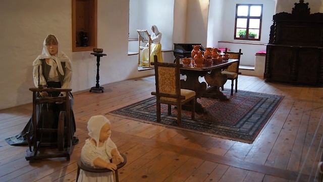 Две истории, две легенды/ Замок с граффити и замок в пещере
