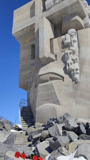 Мемориал "Маска Скорби" в Магадане