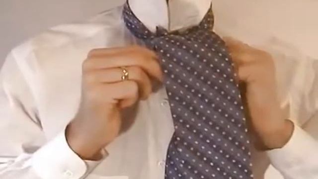 Как завязать галстук узлом Виндзор.