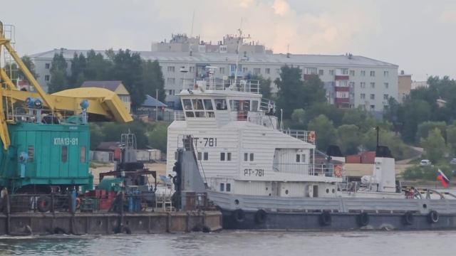 РТ-781 с плавкраном КПЛ 13-81 и РТ 786. Город Сургут
