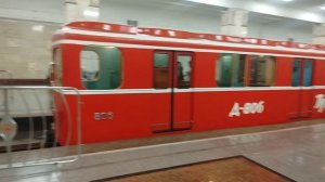 Старинные вагоны метро Москвы, на станции Партизанская.