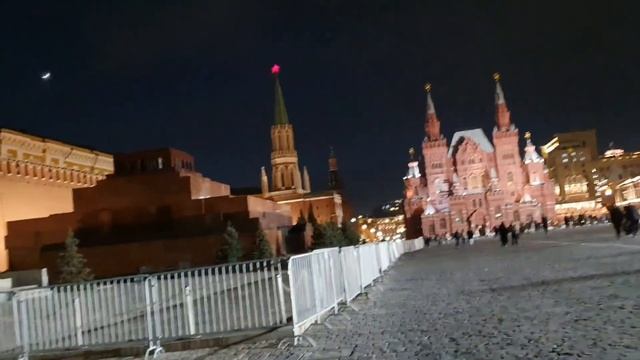 Прогулка с Надей на Красной площади в Москве