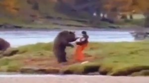 Человек дерётся с медведем