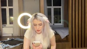 Света Соллар не заметила как спалила...