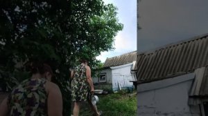 девочки установили скрытую камеру у бабушки в селе