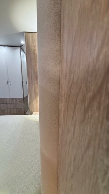 Изголовье кровати до потолка вертикальные полосы