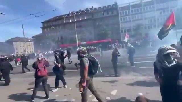 Швейцария в настоящее время выглядит как зона военных действий.