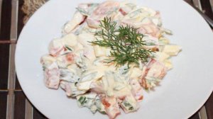 Салат из яиц с помидорами и зеленым луком