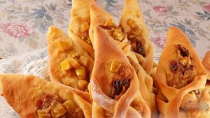 Ажурная формовка сделает их похожими на огоньки. БУЛОЧКИ С ЯБЛОКАМИ И ИЗЮМОМ