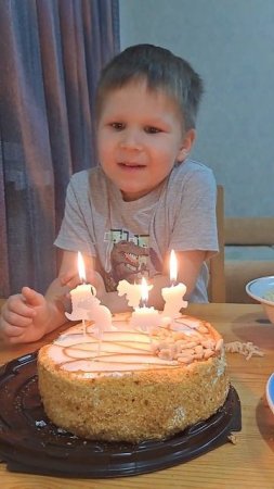 Ребенок задувает свечи на день рожденье