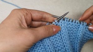 №165 Объемные  вертикальные  дорожки из лицевых петель на платочной вязке  -  спицами