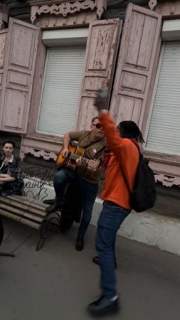 Их выгнали с большой сцены на улицу