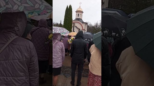 Оптина Пустынь.18 апреля 2024г.Панихида возле часовни уб? смотреть онлайн