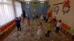 "И у каждого мама своя" - свободный танец