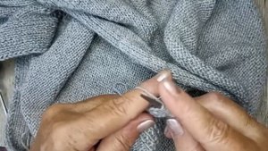 Вертикальные петли для пуговиц при вязании цельновязанной планки резинкой 1×1 сверху.