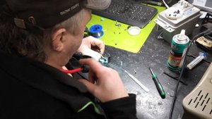 Tesla model S ремонт лючка зарядки и концевик капота Tesla Model S