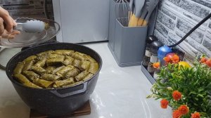 Долма из виноградных листьев/отбивные из куриной груд