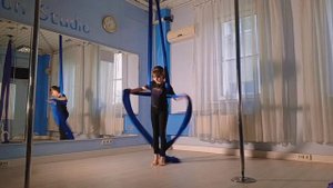 Воздушная акробатика на полотне (Первомайская, Измайлово). Выступление Алисы!