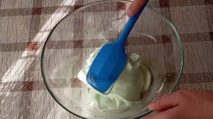 Макарон с лаймовым ганашем.  Macarons with lime ganache.