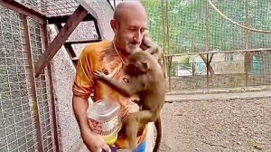 Люська вцепилась в папу как родная и не хочет его отпускать ни за какие коврижки