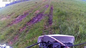Катаюсь в деревне на питбайке.