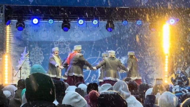 МАЛЕНЬКОЙ ЁЛОЧКЕ ХОЛОДНО ЗИМОЙ - ЛАЗУРИЦА