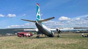Момент жесткой посадки Ан-2 в иркутском аэропорту попал на видео