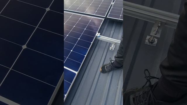 Як кріплять сонячні панелі до металевого даху? смотреть онлайн