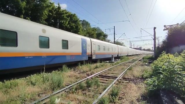 Горловина станции Алматы II. Длинный скорый поезд на Астану.