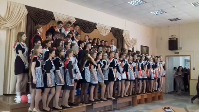 Последний звонок в лицее №1 города Оренбурга. Фотографирование 11-х классов на память о школе. смотреть онлайн