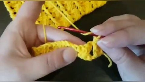 Узор крючком из перекрещенных и рельефных столбиков.