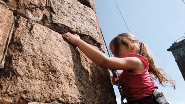 Маленькая девочка покоряет 30-ти метровую вершину! смотреть онлайн