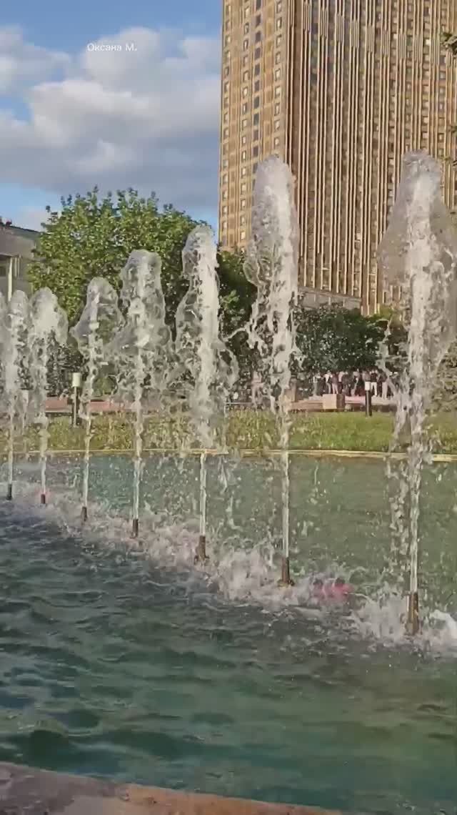 Путешествие  в Москву . 6 часть. Фонтан около отеля Космос.mp4