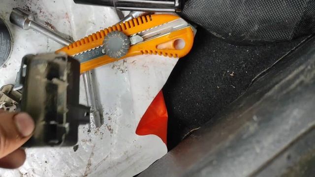 Багажник не открывается, кнопка не открывает замок багажника на Renault Laguna 2 смотреть онлайн