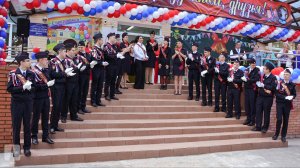 Последний звонок: выход выпускников 11 класса