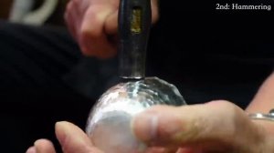 Процесс приготовления чашки, который завершается взбиванием 100 000 раз