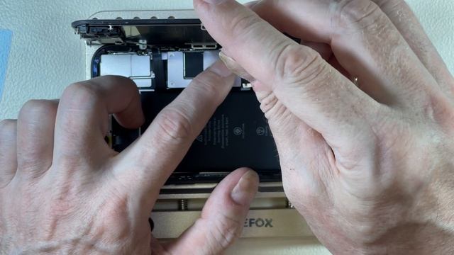 Установка нового аккумулятора на iPhone 11￼