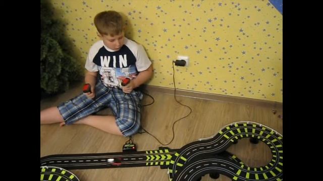 Трек с машинками на пультах управления! Гоночная трас? смотреть онлайн