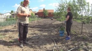 ЗАКОНЧИЛИСЬ ДОЖДИ!!РАСТЯГИВАЮ ПОЛИВ!!ПОСАДИЛИ РОЗОВЫЕ ПОМИДОРЫ!!ДОДЕЛАЛ ГРЯДКИ!!ОПЯТЬ ПРОПОЛКА!!